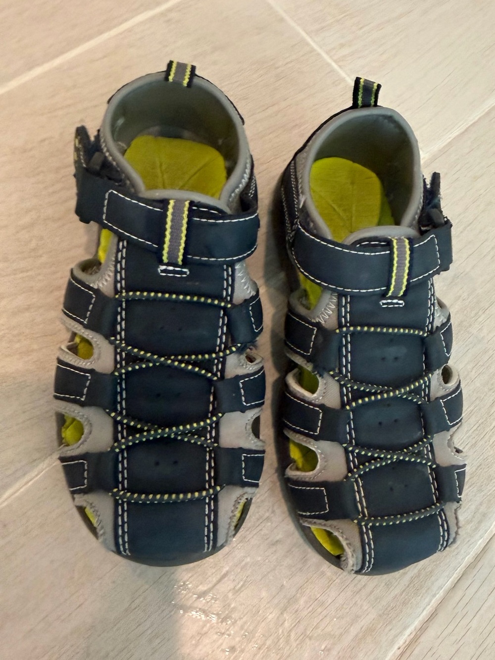 Eddie Bauer Kids Navy and Gray Closed-Toe Sandals with Lime Accents size 11